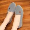 26 Sapatos Femininos de Tecido Estilo Pequim Antigo para Primavera e Outono, Versáteis, Antiderrapantes, Sola Macia, Sola de Borracha Confortável, Sola Plana, Confortáveis