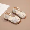 Novos Sapatos de Princesa Vazados com Pérolas para Meninas, Sandálias Tecidas Fechadas na Ponta com Solas Macias, Moda Verão 2026