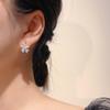 Aretes de Trébol de la Suerte con Incrustaciones de Diamantes de Lujo Ligero Estilo Coreano para Mujer ins Novedosos Nicho de Alta Gama Pendientes de Tuerca Aguja de Plata 925 Joyería para la Oreja al por Mayor