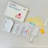 Pastel de Cumpleaños Desechable Cubiertos de Seis Piezas Caja de Regalo Suministros para Hornear Se Pueden Combinar Libremente Vela Tenedor Cuchillo Plato Combinación