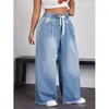 Jeans wide leg com cintura elástica e cordão, barra desfiada, lavagem desgastada, modelagem que afina e alonga