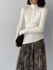 Suéter tejido versátil de cuello medio alto para mujer Jiangzuo, entallado a la cintura para otoño e invierno, corte ajustado, diseño irregular, A112
