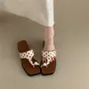 Sandalias de cuña de lunares estilo retro francés de nicho Chuyuji para mujer 2026 Nuevo estilo de verano para vacaciones con tira en el dedo del pie y punta abierta Zapatos de hada