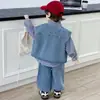 Conjunto Jeans para Meninos Primavera 2026 Novo Estilo Moda de Rua Estilo Coreano Roupas Legais para Meninos Pequenos Conjunto de Três Peças Tendência