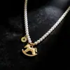 Colar de Pérolas Moeda com Pingente de Pônei Triturado para Mulheres, Corrente de Suéter de Luxo Leve Nicho Outono e Inverno, Nova Corrente para Clavícula