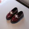 Sapatos Infantis de Couro Novidades de Primavera Meninos e Meninas Sapatos Individuais Sapatos Pequenos de Couro para Meninas Solado Macio Sapatos de Princesa Estilo Britânico Sapatos para Apresentação Escolar