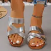 Comércio Exterior Transfronteiriço 2026 Verão/Primavera Nova Moda Feminina Tamanho Grande Tiras Cruzadas Faixa Larga Chinelos de Praia Atacado