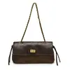 Bolso de hombro acolchado de lujo ligero estilo europeo y americano para mujer, nuevo modelo de otoño, bolso de cadena acolchado inspirado en Chanel con un toque de alta gama, bolso de axila