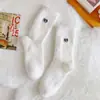 Meias brancas femininas outono e inverno quentes veludo de marta meias para dormir em casa desenhos animados engraçadas meias femininas de cano médio de inverno para casa