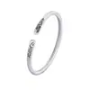 Transmisión en vivo de Douyin: Pulsera abierta vintage de cobre blanco plateado, sólida, esmerilada, un regalo para una novia en San Valentín