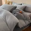 Colección de otoño e invierno: Juego de ropa de cama de cuatro piezas bordado de terciopelo de leche, funda de edredón gruesa de doble cara, sábana individual de franela y juego de tres piezas