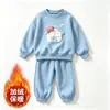 Conjunto doce e estiloso para meninas para o outono e inverno de 2026: uma nova coleção apresentando um moletom de manga comprida com forro de fleece e calças de moletom com laço, um conjunto de duas peças moderno e casual