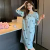 Bonita pijama de estilo coreano para mujer talla grande, de manga larga, adecuada para primavera, otoño e invierno, pijama largo hasta la rodilla que se puede usar afuera, ropa de estar para mujer