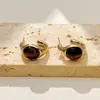 Brincos únicos de latão com pedra olho de tigre, estilosos e elegantes, estilo Maillard, brincos requintados de alta qualidade, acessórios de luxo leve para o dia a dia