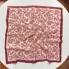 Pañuelo cuadrado pequeño floral de lunares simple para primavera y verano, pañuelo para la cabeza de mujer, pañuelo de seda roja con estampado paisley, adecuado para sesiones de fotos y como accesorio.