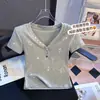 Camiseta Chic de Manga Corta con Cuello en V Estilo Coreano para Mujer, Nuevo Diseño Verano 2026, Top Corto de Pedrería Resistente de Nicho, Moderno