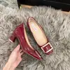 Aumento de Altura de 8CM Fivela Quadrada Clássica de Metal Salto Bloco Sapatos Femininos 2026 Novo Estilo Francês Bico Quadrado Couro Verniz Salto Alto Baixo