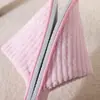 Pantuflas desechables de hotel, rayadas de forro polar de coral, antideslizantes, engrosadas, para uso en hoteles, casas de huéspedes y hogares, venta al por mayor desde el fabricante