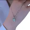 Collar Colgante Bolsa de la Suerte Pequeña Verde Nuevo 2025, Femenino, Lujo Ligero, Joyería de Nicho Versátil al por Mayor, Sencillo