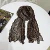 Lenço Plissado Estampado de Leopardo Vintage JM para Mulheres, Lenço de Seda Fino Amassado Versátil para Primavera e Outono, Xale Longo Artístico Vintage