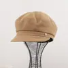 Nuevo sombrero octogonal de lana vintage coreano para otoño e invierno para mujer, estilo británico con pequeña insignia metálica, sombrero de artista de copa plana que hace que la cara se vea más pequeña