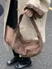 Bolsa de ombro estilo retrô na cor marrom melardo, uma bolsa hobo de alta qualidade com grande capacidade, perfeita para outono e inverno, e projetada como uma bolsa transversal feminina.