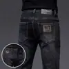 Jeans masculinos de alta qualidade em preto e cinza, calça skinny slim-fit justa com estampa de marca da moda, estilo fino e respirável para o verão de 2026