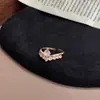 Anillo Popular de Lujo Accesible y de Gama Alta de Xiaohongshu con Forma de Corona en V Diseño de Nicho Personalizado Brillante Exquisito Anillo Abierto