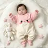 Macacão forrado com fleece para outono e inverno, macacão fofo com blocos de cor de patinho amarelo e coelhinho rosa, macacão engatinhante espesso e quente para bebês meninos e meninas