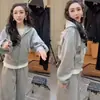 Coleção Outono 2026: Conjunto de Roupa Esportiva Casual e Relaxada Feminino, Estilo Coreano, Design de Alta Qualidade, com Detalhes Intrincados de Strass, Moletom com Capuz e Calça Longa