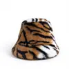 2026 Nuevo Sombrero de Pescador de Felpa Falsa de Visón Rayas de Tigre Otoño Invierno Cálido Protección para las Orejas Sombrero Cubo Moda Versátil Sombrero para Mujer