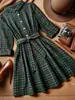Vestido camisero de cuadros vintage con cuello camisero, cinturón en la cintura, dobladillo en línea A y puños enrollables para mujer