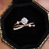 Nova fonte ao vivo 1 quilates simulação moissanite star orbit anel mulheres rosa de ouro design de moda anel de casamento aberto