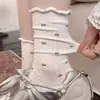 Nueva colección primavera y otoño 2026: calcetines de mujer color crema estilo Miu con estampado floral hasta la mitad de la pantorrilla, con efecto adelgazante, detalles de malla y borde con volantes
