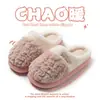 Chinelos de algodão bordados em blocos de cor para mulheres, outono e inverno, com sola grossa, forrados com pelúcia, quentes, chinelos de casa para casais com toque macio e antiderrapante