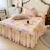 Faldón de cama de franela 100% algodón Oculta imperfecciones con borde de volantes Juego de colcha de algodón puro engrosado Juego de tres piezas de sábanas Funda antideslizante Universal para todas las estaciones