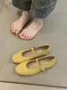 Versão pele de carneiro! Sapatilhas femininas planas vermelhas vintage com uma única tira, bico redondo, corte baixo, adequadas para combinar com saias, sapatos de vó