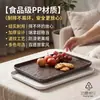 Vaya, esta bandeja para servir té y bocadillos cuenta con material de PP, un diseño de ondas de agua, forma rectangular, textura tridimensional, diseño elegante, es resistente al aceite, fácil de limpiar y está hecha con material engrosado para mayor durabilidad.