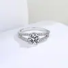 Venta en vivo de una generación de anillos de diseño de moda con brazo de cuatro garras, anillo de diamante para mujer, mayorista directo