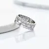 Anillo de Panal de Oro V de Alta Gama para Mujer Cnc Chapado Eléctrico de 18 Quilates Anillo de Diamantes Completos de Lujo Ligero Dropshipping en Vivo