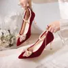 Sapatos de casamento bordô com design floral para mulheres, sapatos de noiva estilo chinês Xiuhe de salto baixo que são confortáveis para os pés
