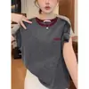 Camiseta Feminina Versátil e Fashion com Gola de Algodão Puro e Design Color Block, Camisa Básica Estilosa, Novo Modelo Verão 2026