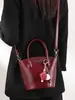 Bolso Cubo Rojo Retro de Gama Alta para Mujer 2025 Otoño e Invierno Nuevo Nicho Bolso de Novia para Boda Bolso Cruzado Portátil para Viajes