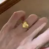 Anel Dourado Escovado em Formato de Coração para Mulheres, Doce e Fashion, Anel Aberto Versátil Empilhável com Design Único para o Dedo Indicador