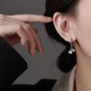 Aretes de flor de lirio para mujer, aretes simples de nicho de lujo ligero, diseño de alta gama, aretes de temperamento versátiles, nueva moda 2023