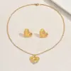 Conjunto de Collar y Pendientes para Mujer Estilo Europeo y Americano Transfronterizo, Diseño Geométrico en Forma de Corazón, Cadena con Colgante de Alta Gama, Pendientes Versátiles