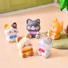 Gatinho Fofo de Desenho Animado Segurando Placa Boneca Brinquedo Tendência Decoração Carro Criativo Pequenos Enfeites de Mesa Pingente Chaveiro