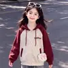 Elegante conjunto de dos piezas para niñas inspirado en el streetwear americano, que incluye una chaqueta con capucha y cremallera de bloques de color y pantalones vaqueros, perfecto para primavera y otoño.
