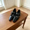 Nova coleção 2026: design de nicho, estilo retrô, sapatos femininos quadrados pequenos com detalhes de corrente de contas, salto baixo, versáteis e fáceis de combinar