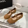 Sapatos baixos casuais da moda para mulheres, novos sapatos Mary Jane de camurça para aumentar a altura, sapatos retrô com fivela para o trabalho, verão 2026